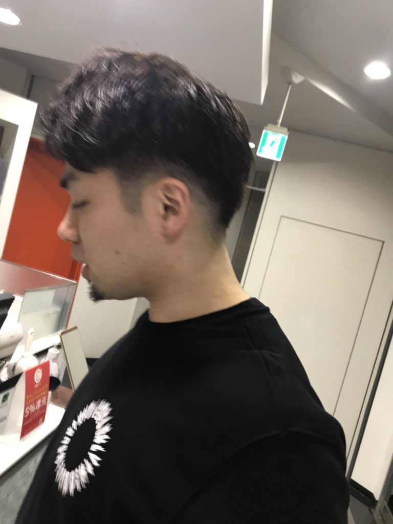 hanayabooster's tweet photo. 藤江建典選手ご来店〜🏀
カットたカラーでした！
今度は伸ばしてヘアドネーションしようかな！ですって。本気か？
長さ31cm必要ですからね。頑張れるんでしょうか。
今週末は北上ですね！みんなで応援行きましょう📣
#藤江建典
#花耶はカットで岩手ビッグブルズを応援しています https://t.co/3nenOAwLPz