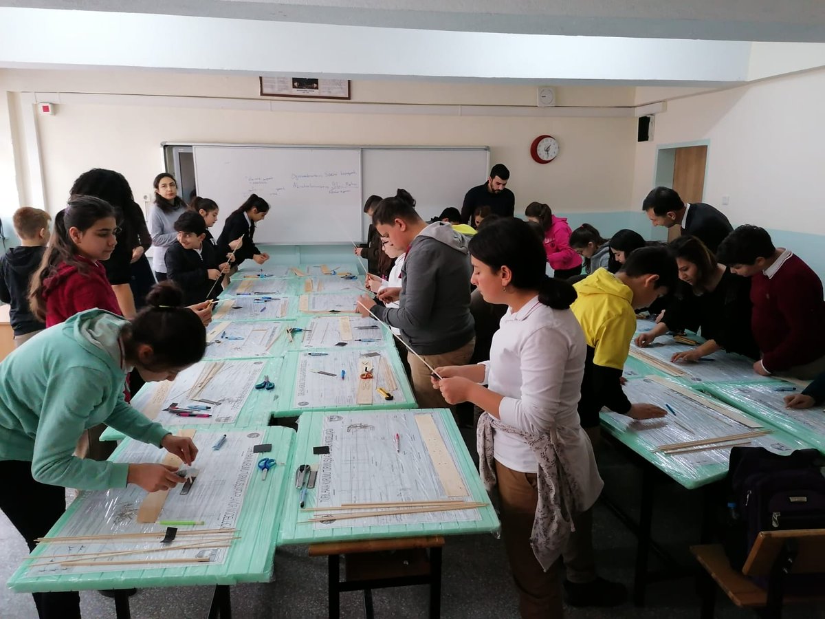 turkhavakurumu's tweet photo. Türk Hava Kurumu Gölbaşı Şube Başkanlığı ve Halk Eğitim Merkezi Müdürlüğü işbirliğiyle bölgede bulunan Ortaokul öğrencilerine yönelik model uçak kursu açıldı. Kursa 30 öğrenci katıldı.
#thk1925 #thkgölbaşışubesi @BaldudakOrtaok1 https://t.co/2cLGrcdNcA
