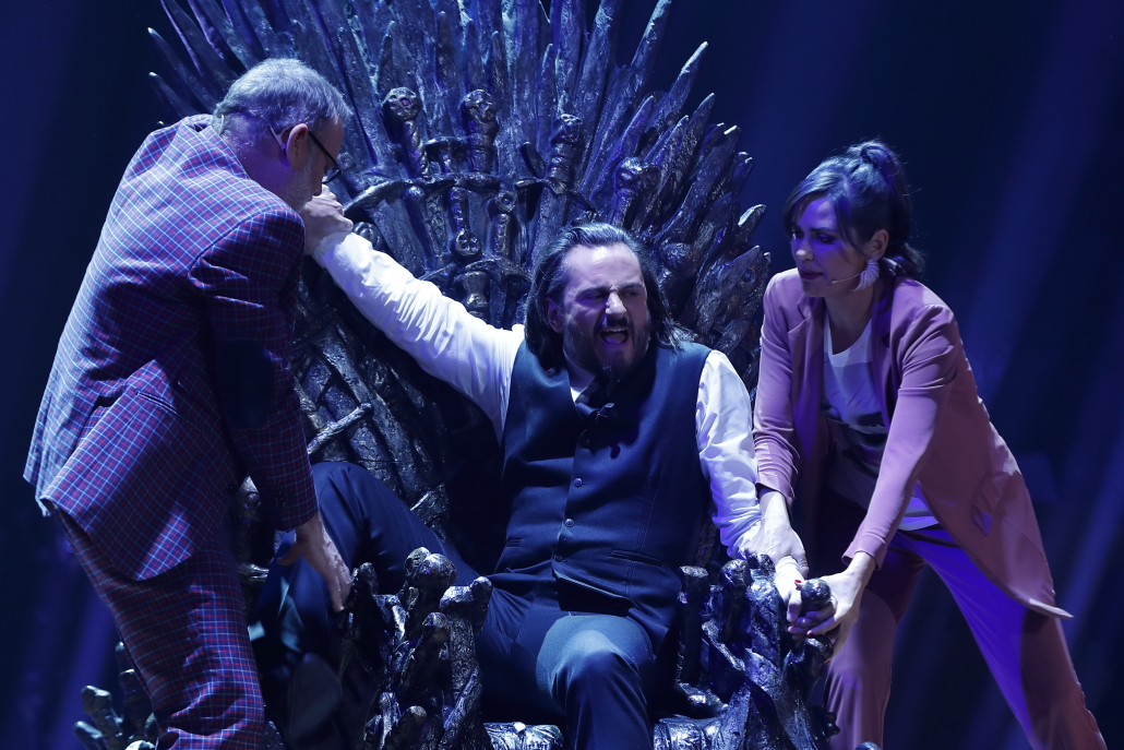 SyC's tweet photo. Ni el mejor capítulo de #Juegodetronos da tantas emociones 😆(guiño, guiño) Tienes que ver ya #SyCSpoiler 🤜 https://t.co/ZxXwtA3Dra @la2_tve 
@elenassanchez_
@Carbonellsg
@MastodonteFM
@asieretxeandia
@Albertoenserie
@LeticiaDolera
@olivares_javier
@Elena_Neira
@somosLaJoven https://t.co/qAjySXZoWS