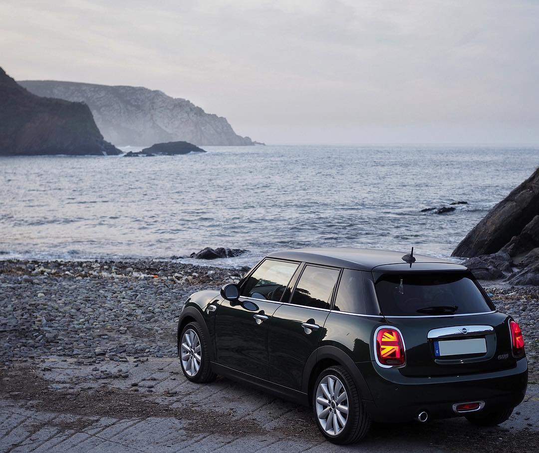 MINI's tweet photo. IG User f55.cooper has no need for a beach mat… #MINIHatch #MINILife

__⁠
[MINI 5-Door Hatch: Fuel Consumption combined: 6.6 - 3.8 l/100 km, CO2 Emission combined: 150 - 101 g/km] https://t.co/A4gtG0D793