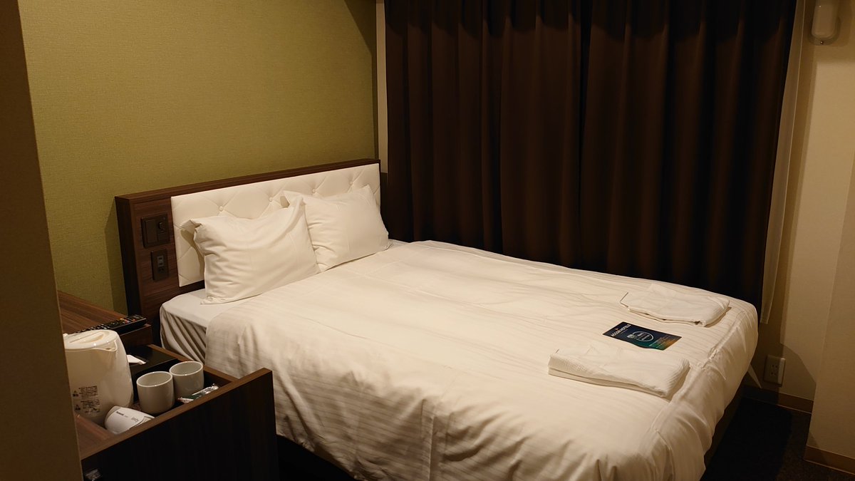 ゴメス男爵p On Twitter ホテルの部屋が寒い エアコンつけなきゃダメか ベッドの真横が窓でそこから冷気来てるわ