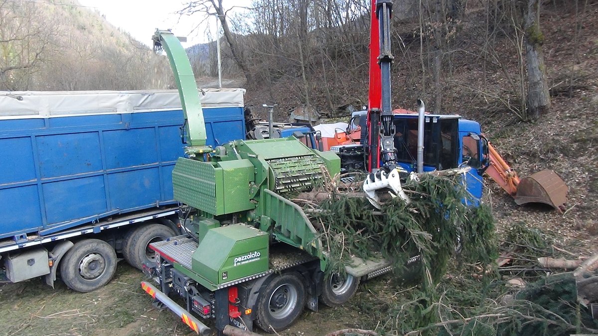 PEZZOLATO_SPA's tweet photo. #Pezzolato drum wood chipper driven by #VOLVO truck engine 540 hp
PTH 1200/820 HACKERTRUCK
#volvotruck
#volvoengine
#дрова
#renewableenergy
#sustainability
#forestrycommission
#loggers
#madeinitaly
#treeremoval
#treecare
#stormdamage
#biomass
#biomassa
https://t.co/chEuC8248W https://t.co/UIueyowrmv