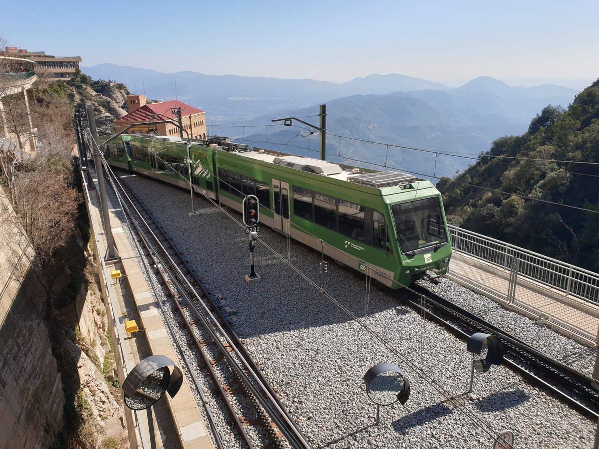 DavidEerdmans's tweet photo. Reisde per trein en een steil tandradtreintje naar het klooster van Montserrat, hoog in de rotsen, een eind buiten Barcelona. Toeristische doch schitterende plek. #Spanjepertrein https://t.co/vry9ohOoqO