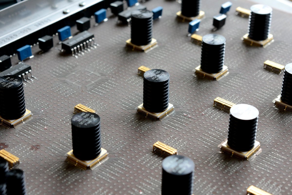 9600's tweet image. Favourite vintage PCB, from an Amdahl mainframe. &amp;lt;3 ceramic IC packaging + heatsink towers. Presumably ECL logic?