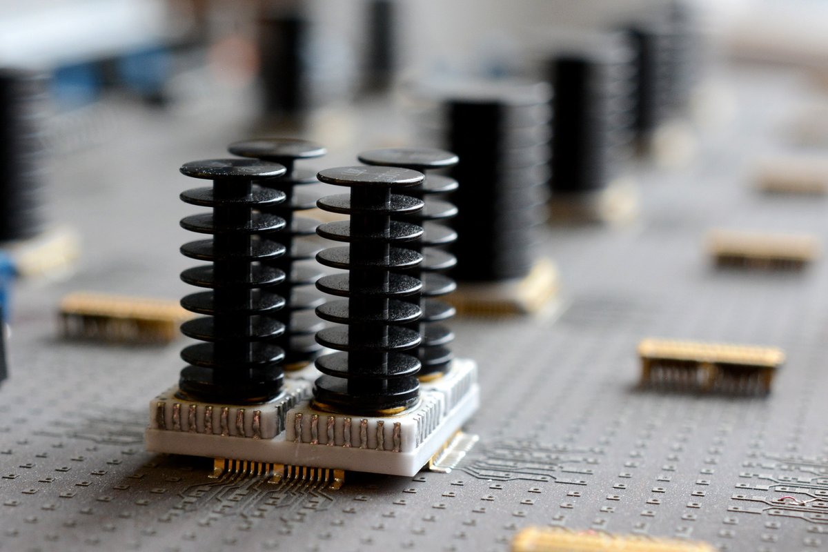 9600's tweet image. Favourite vintage PCB, from an Amdahl mainframe. &amp;lt;3 ceramic IC packaging + heatsink towers. Presumably ECL logic?