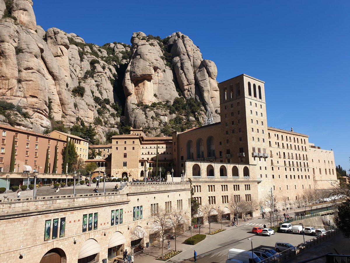DavidEerdmans's tweet photo. Reisde per trein en een steil tandradtreintje naar het klooster van Montserrat, hoog in de rotsen, een eind buiten Barcelona. Toeristische doch schitterende plek. #Spanjepertrein https://t.co/vry9ohOoqO