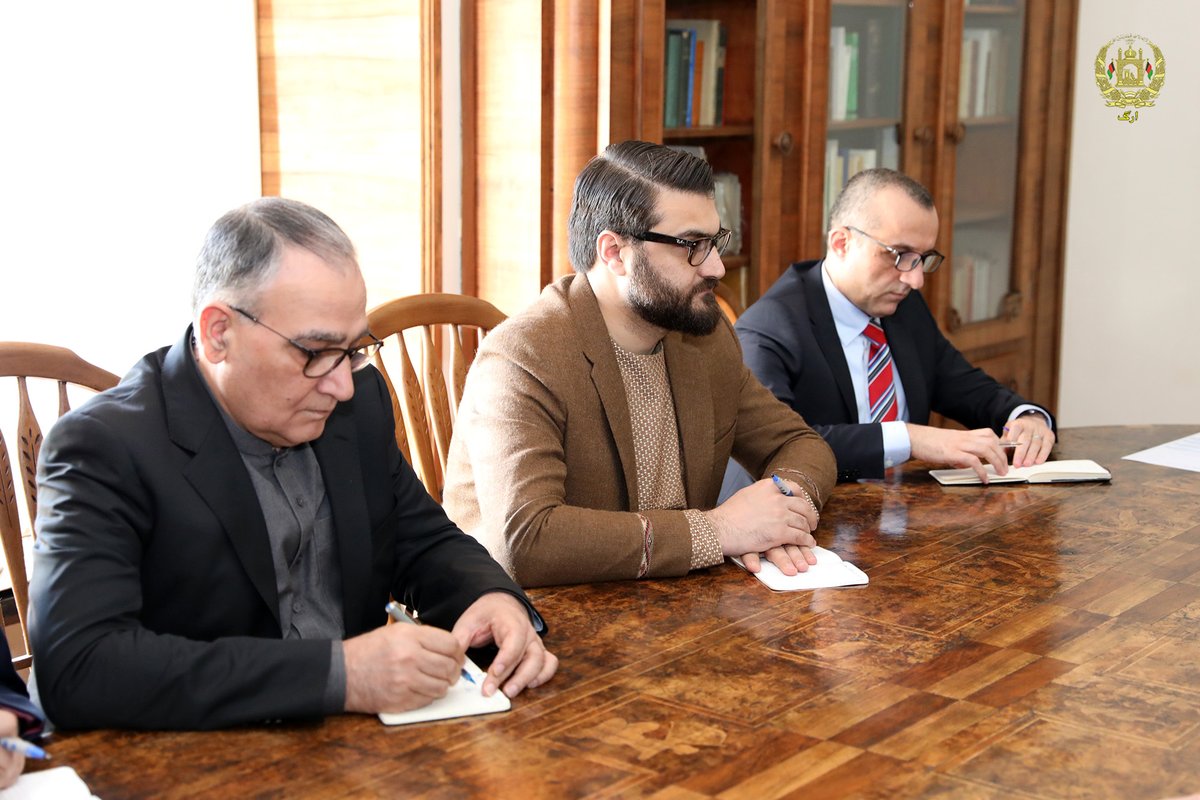 ARG_AFG's tweet photo. محمد اشرف غنی رئیس جمهوری اسلامی افغانستان قبل از ظهر امروز با داکتر زلمی خلیلزاد نمایندۀ خاص وزارت امور خارجه ایالات متحدۀ امریکا برای صلح افغانستان، در ارگ دیدار نمود.

در این دیدار هر دو جانب در رابطه به جزئیات کاهش چشمگیر خشونت و مدیریت هفتۀ کاهش خشونت، بحث و تبادل نظر کردند https://t.co/bq1t3a0vU6