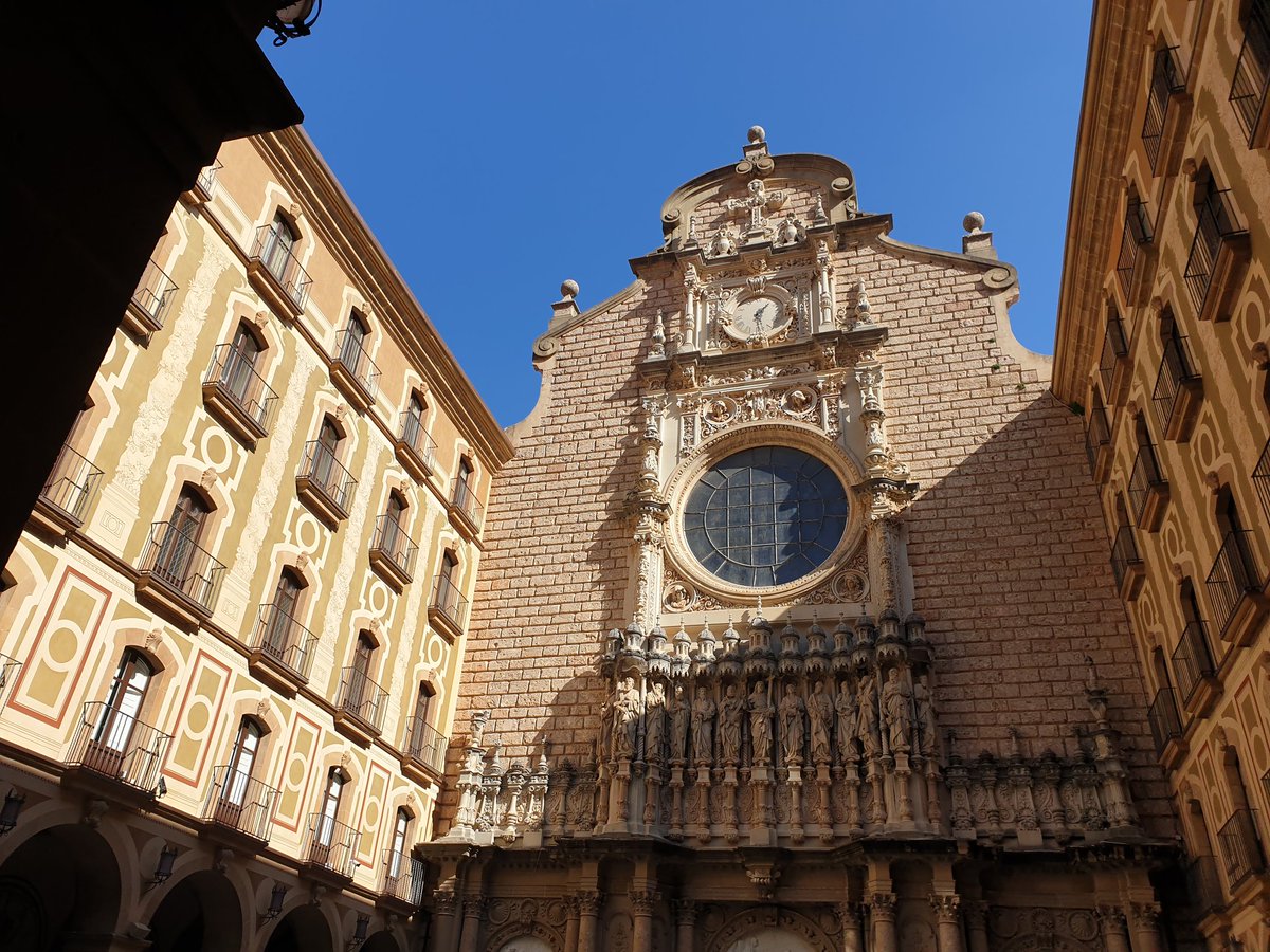 DavidEerdmans's tweet photo. Reisde per trein en een steil tandradtreintje naar het klooster van Montserrat, hoog in de rotsen, een eind buiten Barcelona. Toeristische doch schitterende plek. #Spanjepertrein https://t.co/vry9ohOoqO