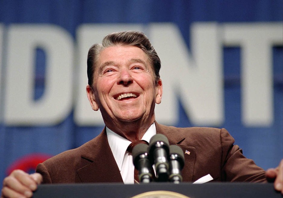 QuotesforGoal's tweet photo. "¿Cómo distingues a un comunista? Bueno, es alguien que lee a Marx y a Lenin ¿Y cómo distingues a un anticomunista? Es alguien que entiende a Marx y a Lenin"

Ronald Reagan https://t.co/fZRPpDsQBs