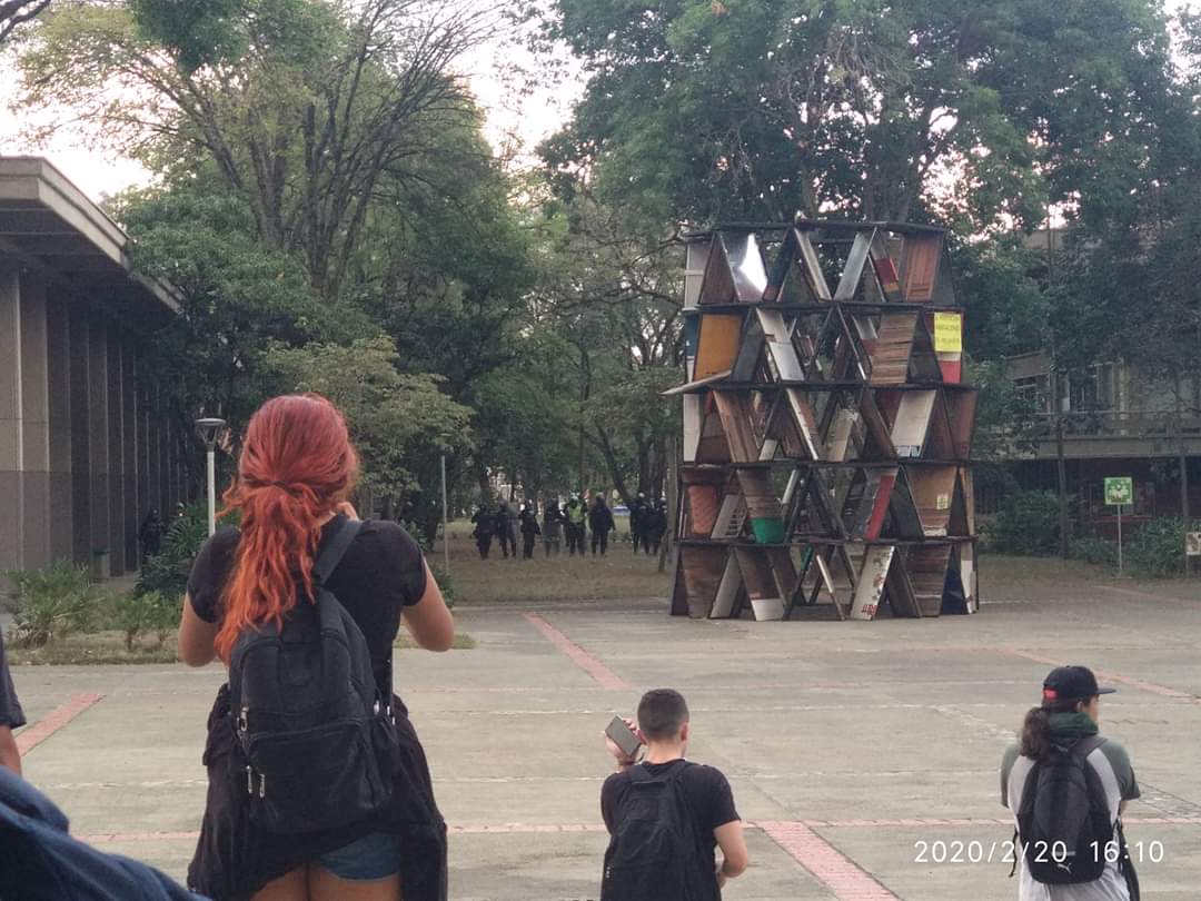 El hijo de la UdeA <a href="/QuinteroCalle/">Daniel Quintero 🇨🇴</a>, dió orden para que el ESMAD entre a reprimir la que fue su alma mater.

Exigimos respeto a la <a href="/UdeA/">Universidad de Antioquia</a> y sus estudiantes.