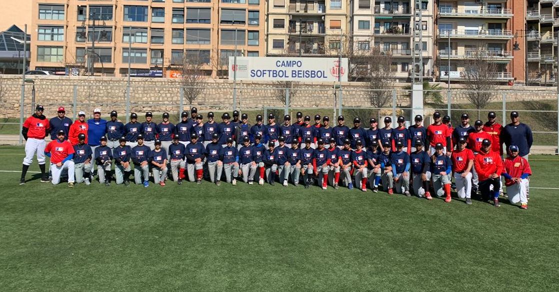 RFEBS's tweet photo. Hoy finaliza el MLB Cadet Camp de Valencia, organizado por la @MLB y la @RFEBS. 

📷Foto de familia de jugadores y entrenadores. 

@MLB_Europe @MLBPAA @LaLigaSports @loterias
@deportegob https://t.co/a3ejKWaDdw