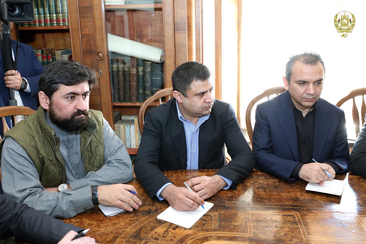 ARG_AFG's tweet photo. محمد اشرف غنی رئیس جمهوری اسلامی افغانستان قبل از ظهر امروز با داکتر زلمی خلیلزاد نمایندۀ خاص وزارت امور خارجه ایالات متحدۀ امریکا برای صلح افغانستان، در ارگ دیدار نمود.

در این دیدار هر دو جانب در رابطه به جزئیات کاهش چشمگیر خشونت و مدیریت هفتۀ کاهش خشونت، بحث و تبادل نظر کردند https://t.co/bq1t3a0vU6