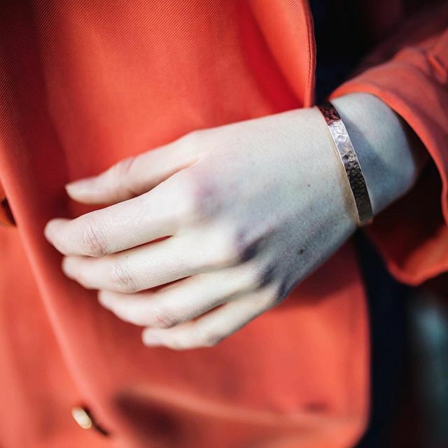 ZetaemmeDesign's tweet photo. Patterned bracelets will land in the shop tonight 😍 
model: @kozma.kata 
photo: @monusmarton 
coat: @tomcsanyi_budapest 
bracelet: @zetaemmedesign 
#handmadebracelet #hammeredjewelry #hammeredcopper #surfacepattern #unisexbracelet #minimaljewelry #sl… https://t.co/UgAroIqz2p https://t.co/GAycbodelN
