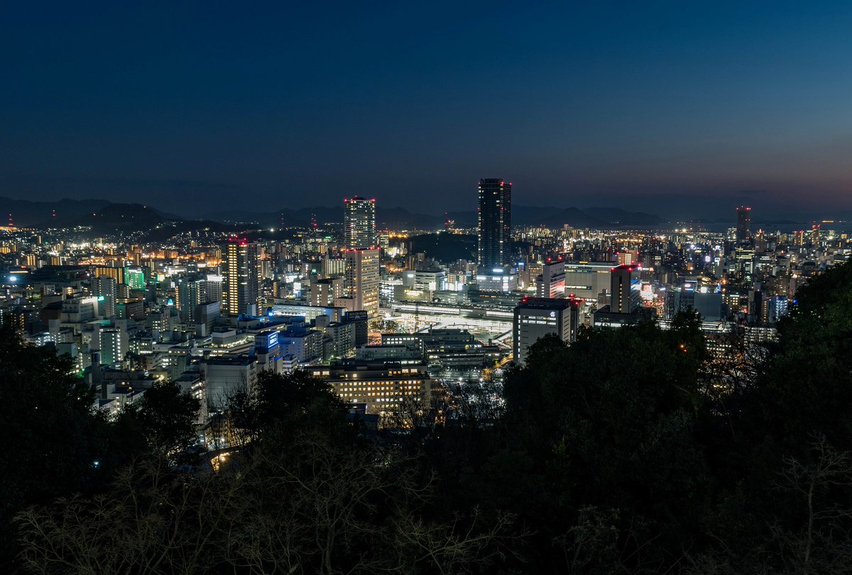 仲枝 広島の夜景を二葉山の仏舎利塔より眺める 残念 夕暮れ時には間に合わんかった 三枚目は中央にズムスタがあるぞ 広島駅 二葉山 仏舎利塔 大都会広島 広島の夜景 ズムスタ 仲枝 広島の夜景を二葉山の仏舎利塔より眺める 残念 夕暮れ時には間に合わんかった 三枚目は中央にズムスタがあるぞ 広島駅 二葉山 仏舎利塔 大都会広島 広島の夜景 ズムスタ