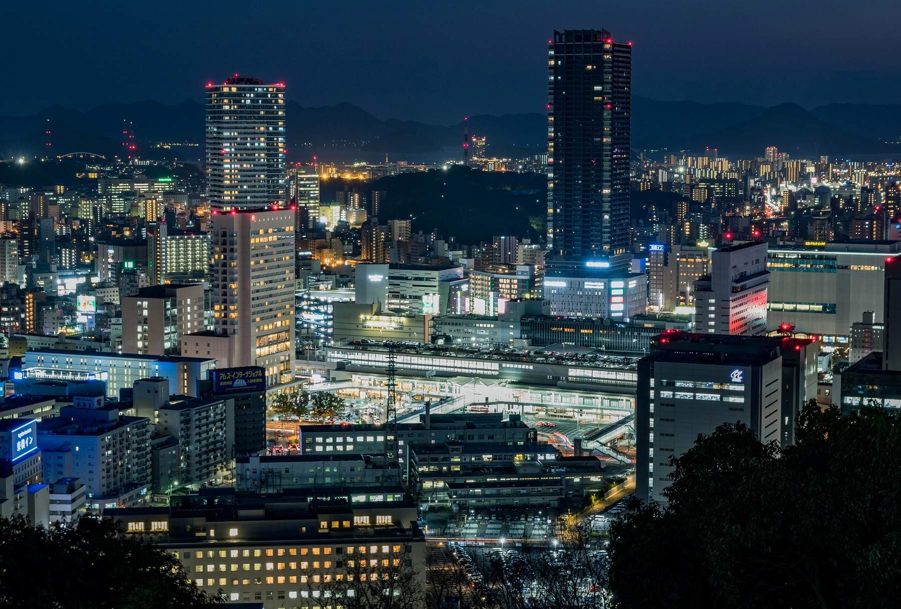 仲枝 広島の夜景を二葉山の仏舎利塔より眺める 残念 夕暮れ時には間に合わんかった 三枚目は中央にズムスタがあるぞ 広島駅 二葉山 仏舎利塔 大都会広島 広島の夜景 ズムスタ T Co Zee97q5ve2 Twitter