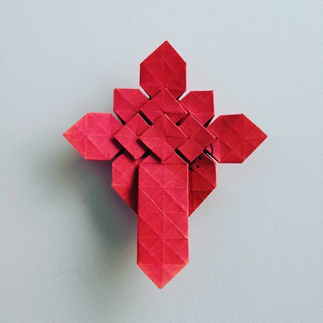 OrigamiInvasion's tweet image. Petite clover tessellation

Design : Shuzo Fujimoto

#origami #origamiart #papercraft #paper #paperart #craft #paperfolding #paperfoldingart #tessellation #origamitessellation #shuzofujimoto #clover #clovervariations #clovervariation #squaregrid