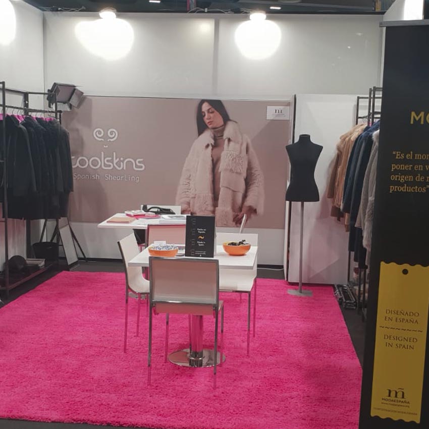 modaespana_'s tweet photo. Seguimos en Milán con la marca Coolskins, en la feria internacional de Pieles y Peleteria #Mifur 

#Mifur2020 #Theonemilano #modaespana https://t.co/XfBmyF6eom