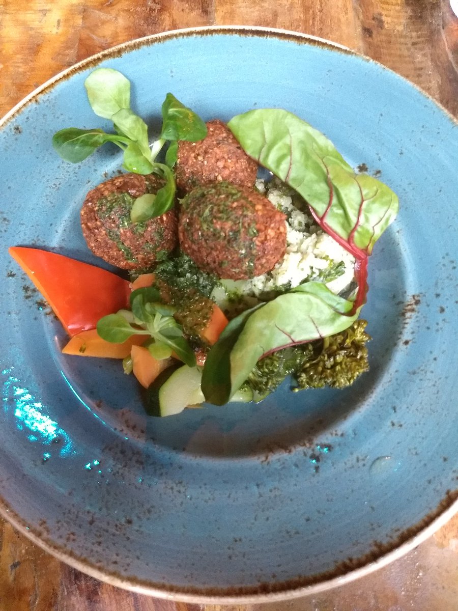 arrrmoton's tweet photo. Keskiviikkona Lönkassa punajuurifalafeleja, aika jykevä kuori, mutta hyvä annos. #lounas #falafel https://t.co/TAAMZAIom6