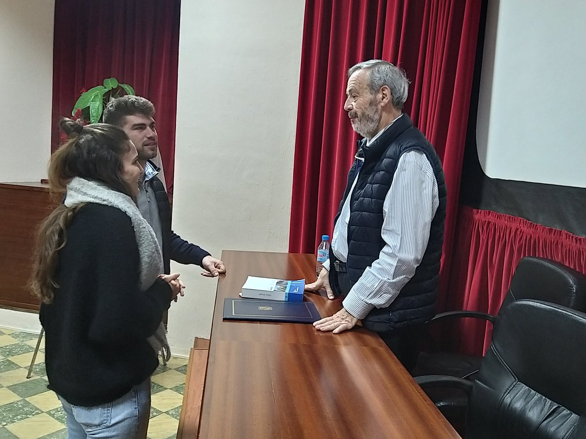 ColeMontesion's tweet photo. #CCFFMontesión 
Avui hem gaudit de l'experiència de Sr. Juan Pujol (antic adjunt a Protocol de Presidència del Govern Balear).
😍Gràcies per compartir coneixements professionals amb l'alumnat d'Assistència a la Direcció.
#MIRACiclos #ABP https://t.co/I5MYnEqiha
