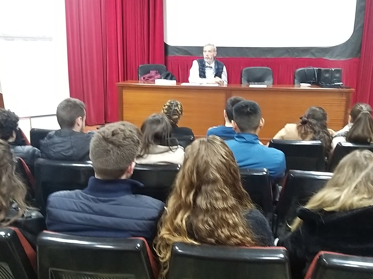 ColeMontesion's tweet photo. #CCFFMontesión 
Avui hem gaudit de l'experiència de Sr. Juan Pujol (antic adjunt a Protocol de Presidència del Govern Balear).
😍Gràcies per compartir coneixements professionals amb l'alumnat d'Assistència a la Direcció.
#MIRACiclos #ABP https://t.co/I5MYnEqiha