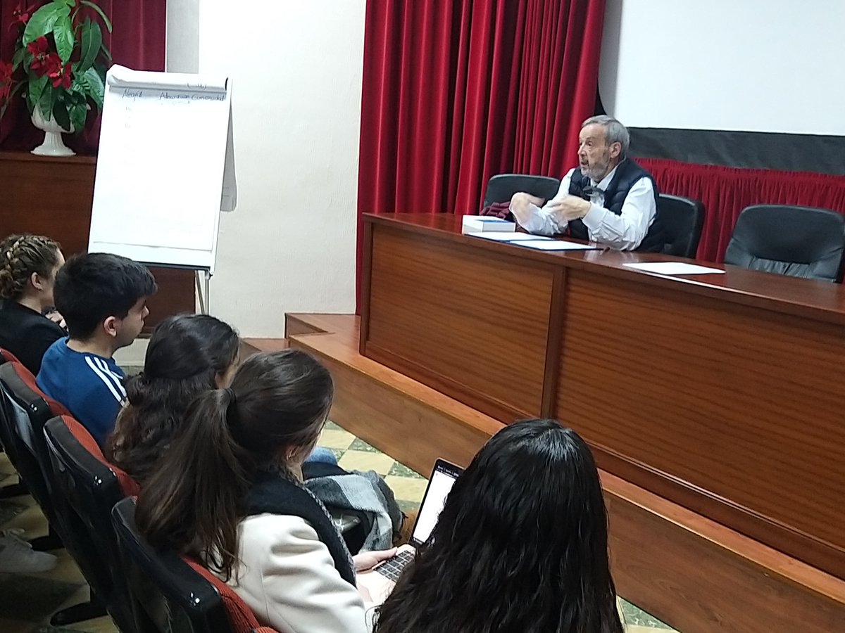 ColeMontesion's tweet photo. #CCFFMontesión 
Avui hem gaudit de l'experiència de Sr. Juan Pujol (antic adjunt a Protocol de Presidència del Govern Balear).
😍Gràcies per compartir coneixements professionals amb l'alumnat d'Assistència a la Direcció.
#MIRACiclos #ABP https://t.co/I5MYnEqiha