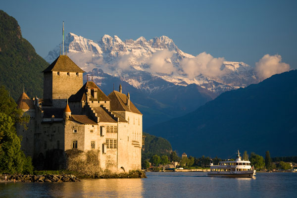 Flanerie_art's tweet photo. Château de Chillon sur les rives du lac Léman, à Veytaux en Suisse. 

L'endroit était stratégique : il fermait le passage entre la Riviera vaudoise (accès vers l'Allemagne et la France) et la plaine du Rhône vers l'Italie. Les premières constructions remonteraient au Xe siècle. https://t.co/zQi2ZeQWEn