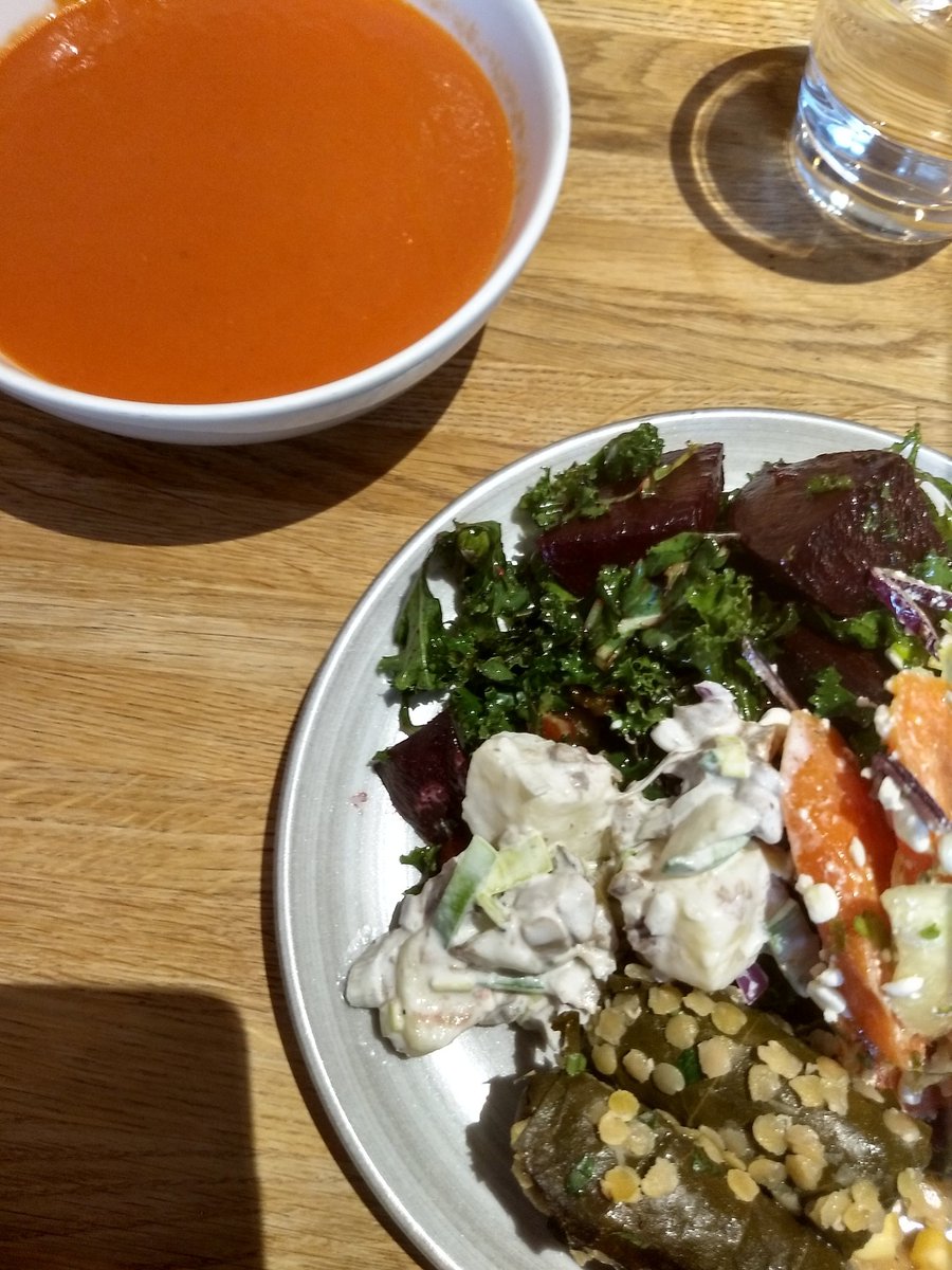 arrrmoton's tweet photo. Tiistaina(?) Brödissä todella pliisua tomaattikeittoa ja salaattipöydässä jo vanhat tutut. #lounas https://t.co/yJWUTJd25s