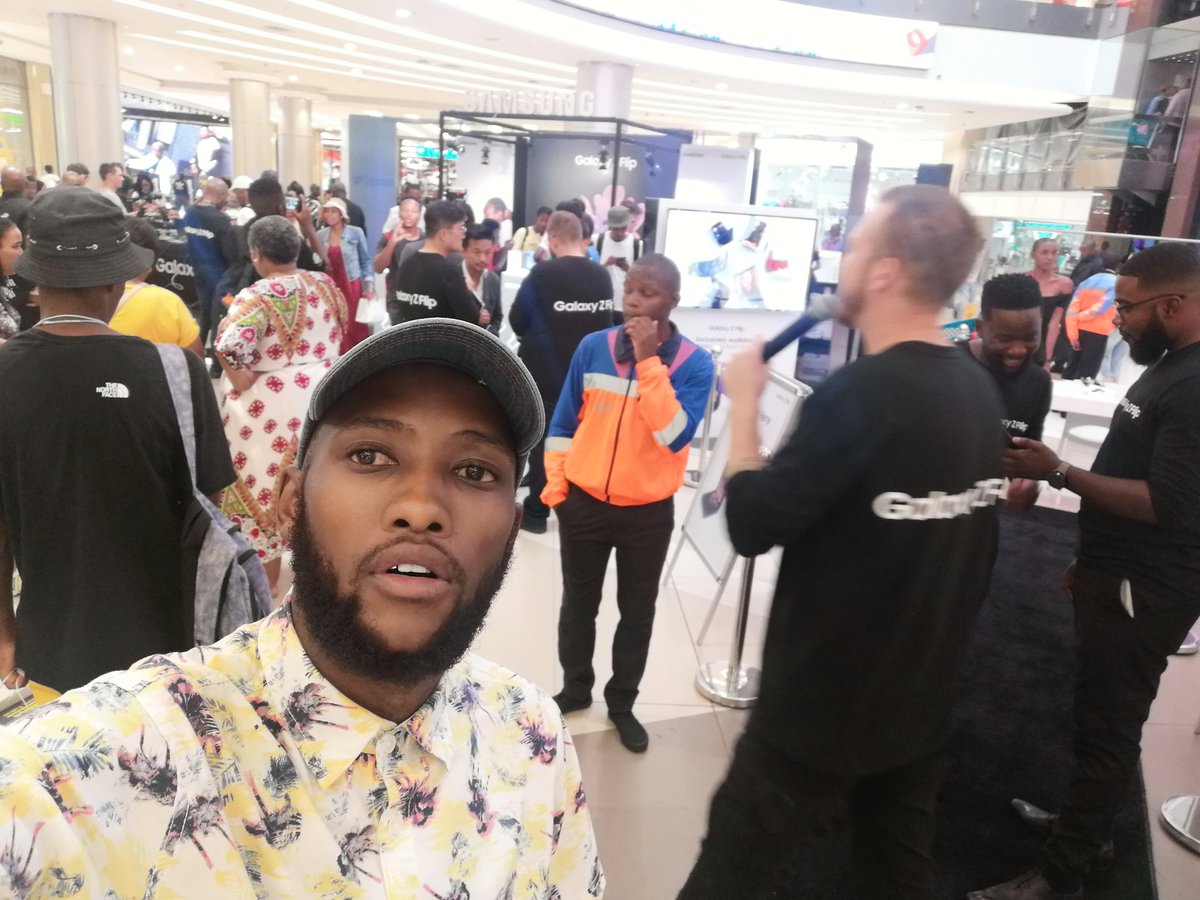M3_LightsOff's tweet photo. #GalaxyZFlip is 🔥🔥🔥🔥🔥🔥🔥
#FlipItILoveIt
#FlipwithFreshon947
@SamsungMobileSA this shit revolutionary 🙌🙌🙌 https://t.co/4XteUqrRxO