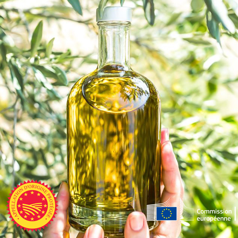 UEFrance's tweet photo. 👏 L'Huile d'olive de Provence a aujourd'hui reçu son Appellation d'Origine Protégée (AOP) 🇪🇺🇫🇷☀️🌿

Toutes les étapes de production de cette huile doivent avoir été réalisées dans l'une des 464 communes couvertes par l'aire géographique de l'appellation.

#EUQuality #SIA2020 https://t.co/j8EbUPs6RR