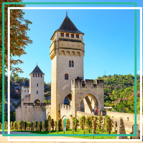 incontourLot's tweet photo. Hello ! 
📍 Comment ne pas évoquer #Cahors quand on parle du #Lot ?
Vieux quartiers, #CathédraleStEtienne, vue imprenable depuis le #MontStCirq et balade sur le #PontValentré : des surprises qui n’attendent plus que vous ! 😉 https://t.co/q3FdquBxpD