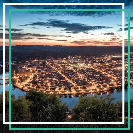 incontourLot's tweet photo. Hello ! 
📍 Comment ne pas évoquer #Cahors quand on parle du #Lot ?
Vieux quartiers, #CathédraleStEtienne, vue imprenable depuis le #MontStCirq et balade sur le #PontValentré : des surprises qui n’attendent plus que vous ! 😉 https://t.co/q3FdquBxpD