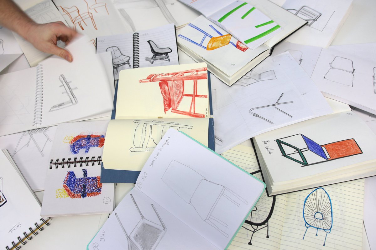 Audencia_MS_MDC's tweet photo. #Dessiner la même chaise pendant 30 jours ... tous les jours 🪑✏️ C'est le défi lancé aux étudiants du #MsMDC par Yann Naslain, professeur de #Design. Exercice parfait pour apprendre à dessiner afin de mieux communiquer ses idées 😉 https://t.co/vkxw4MmBc5