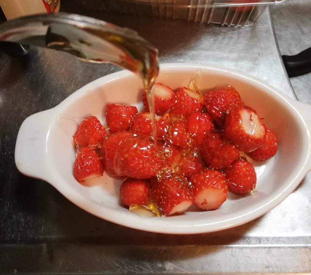 知らないと損！小粒サイズの酸っぱい苺でもとても美味しくなるライフハック！