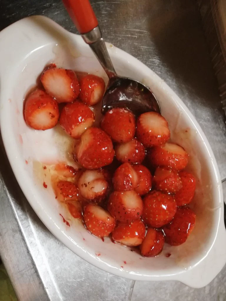 知らないと損！小粒サイズの酸っぱい苺でもとても美味しくなるライフハック！