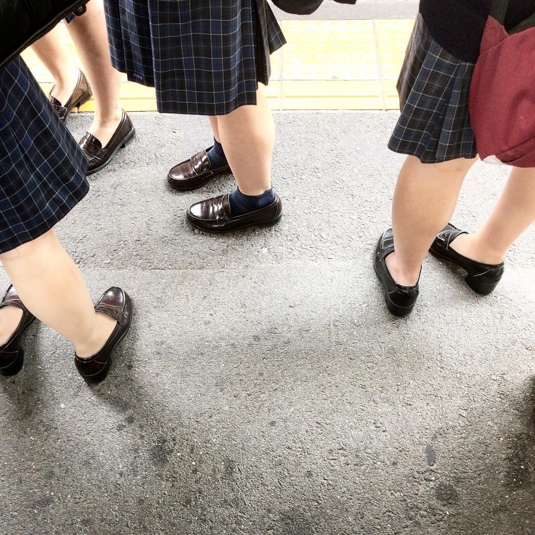 える 女子高生の靴下がどんどん短くなり ついには履かないのが流行り出してるらしい