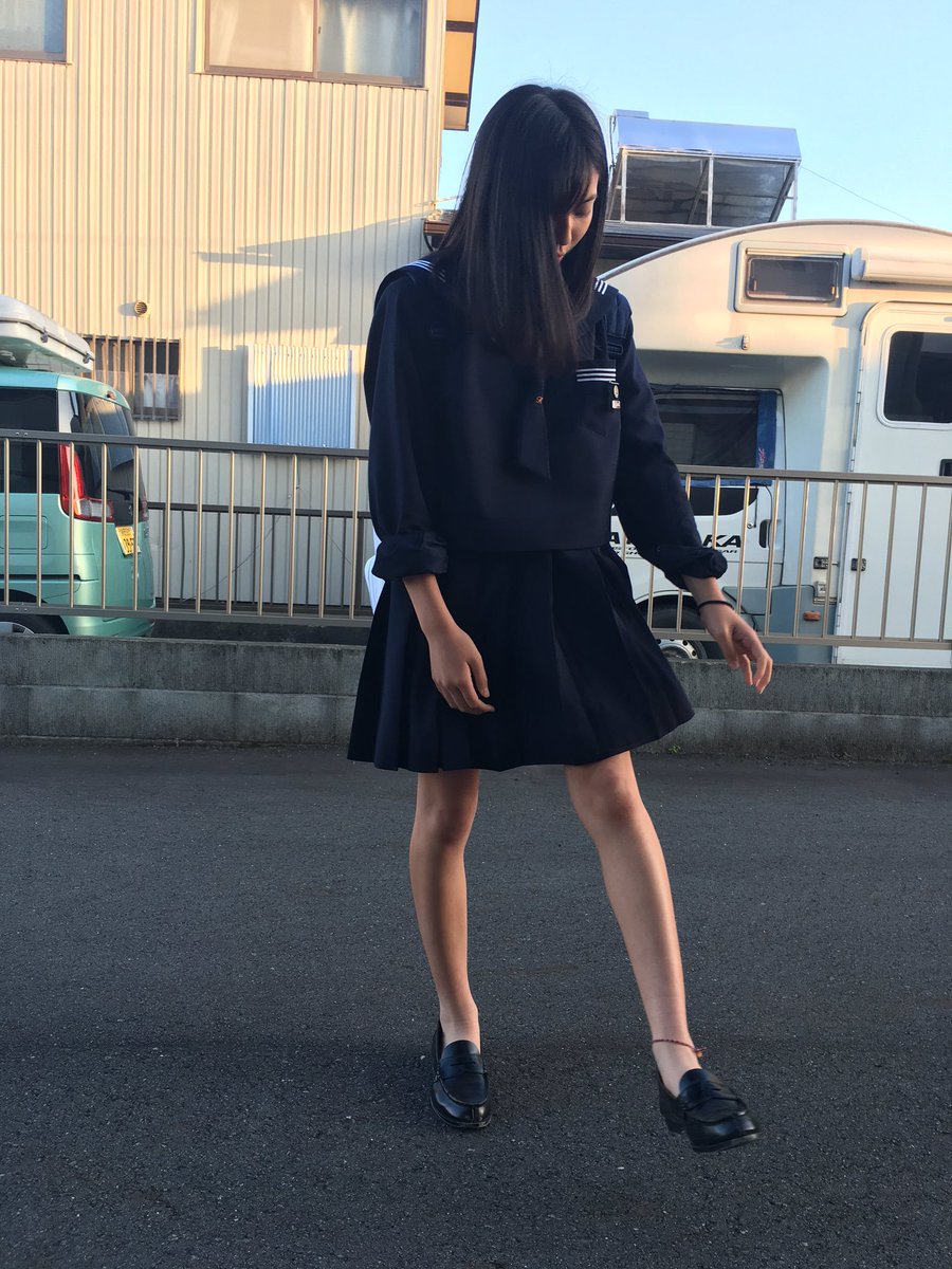 える 女子高生の靴下がどんどん短くなり ついには履かないのが流行り出してるらしい