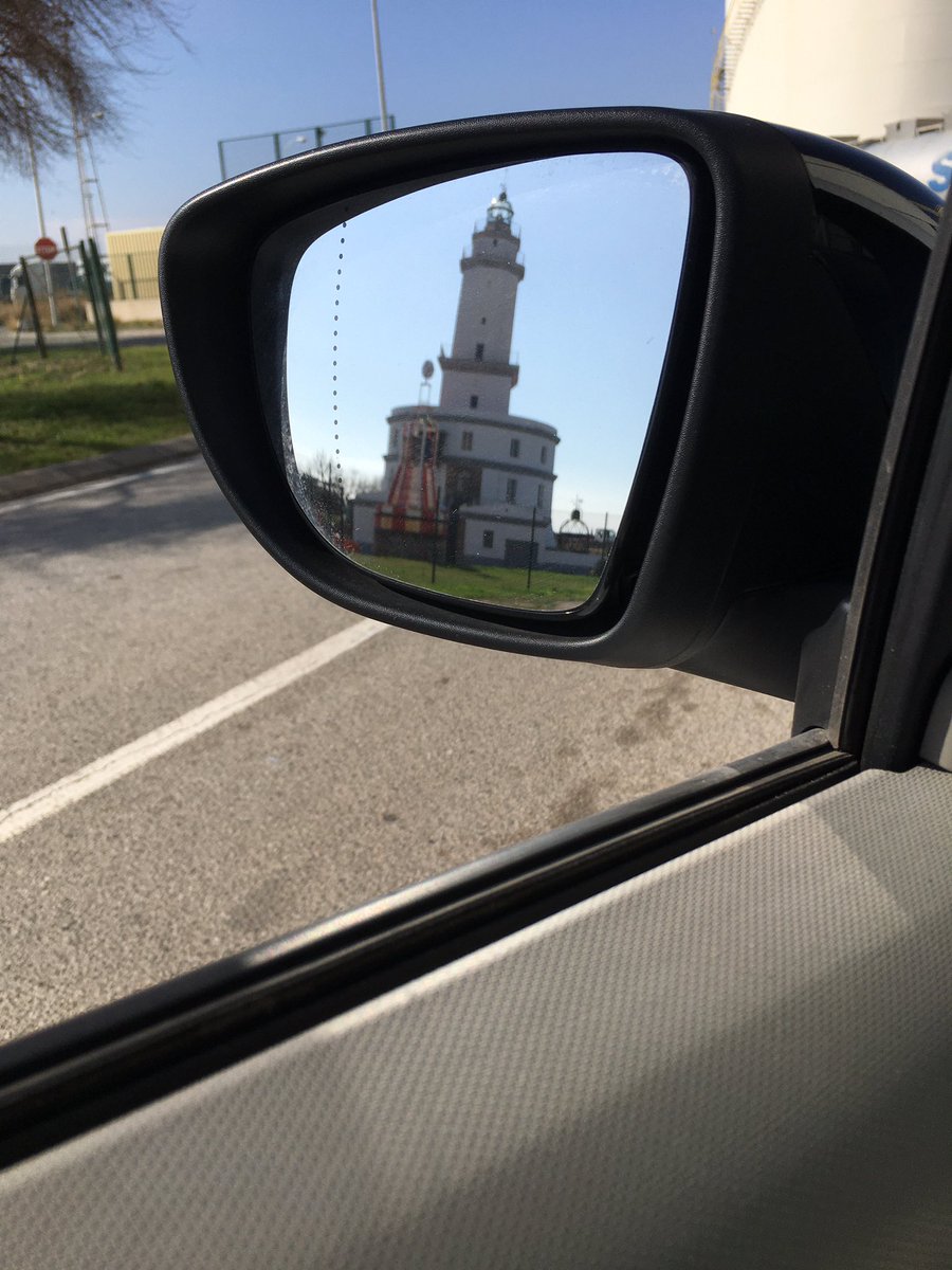 JosePerithas's tweet photo. Mirant pel retrovisor em sorprèn la imatge imponent del #fardelllobregat. Segon far de l’estat edificat al 1852 a #lhospitaletdellobregat i agregat fa 100 a #barcelona. Potser hauria de tornar a #lhospitalet, no? #celhospi #eltothospitalet #museulh https://t.co/Jl8sViZDln