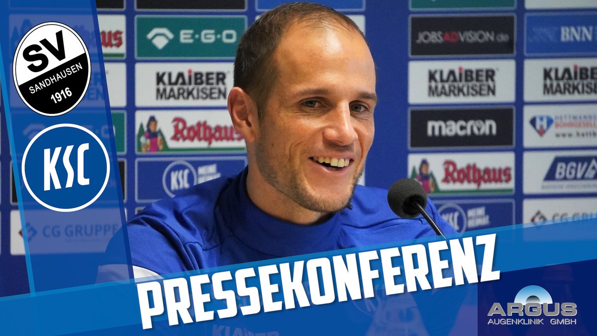 KarlsruherSC's tweet photo. 🎥 "Wir sind dafür verantwortlich, dass der Funke überspringt!" #Stiefler

Pressekonferenz ▶️ https://t.co/AZzOXGPDZ1
#KSCmeineHeimat #SVSKSC https://t.co/Kxb31kRvCz