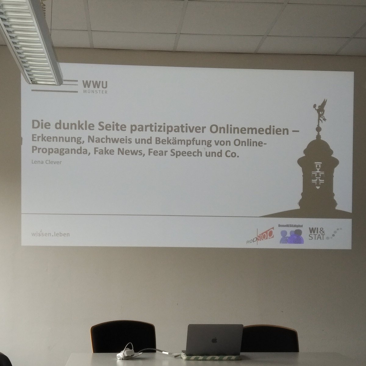 v_i_o_l_a's tweet photo. im #arbeitskreis #digitalhumanities der @WWU_Muenster stellt lena clever heute "die dunke seite parzitiver onlinemedien" vor: es geht um projekte zu #propaganda, #fakenews, #fearspeech u.ä. https://t.co/k64Fj72eVP