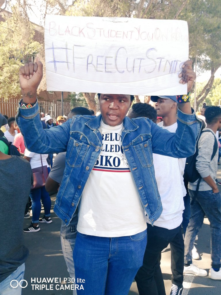 BantuAzania's tweet photo. #FreeCutStudents
@juliasmalema
@djsbu
@MbuyiseniNdlozi
They want 59k for innocent students 😭😭😭 https://t.co/HHLtsbjVjM