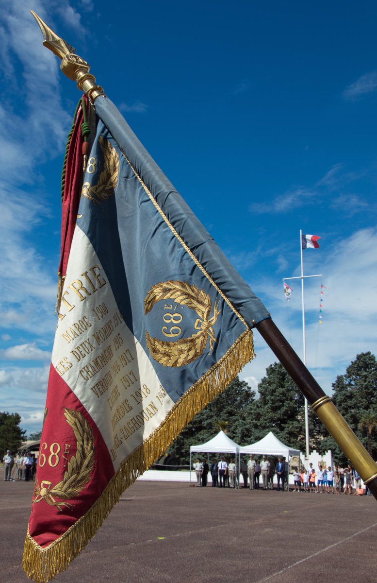 7e_brig_blindee's tweet image. Verdun, bataille glorieuse inscrite à la @7e_brig_blindee dans les plis des drapeaux de l’♣️#35eRI et du 💣#3eRG et dans les plis de l’étendard du 💥68eRAA_CDC