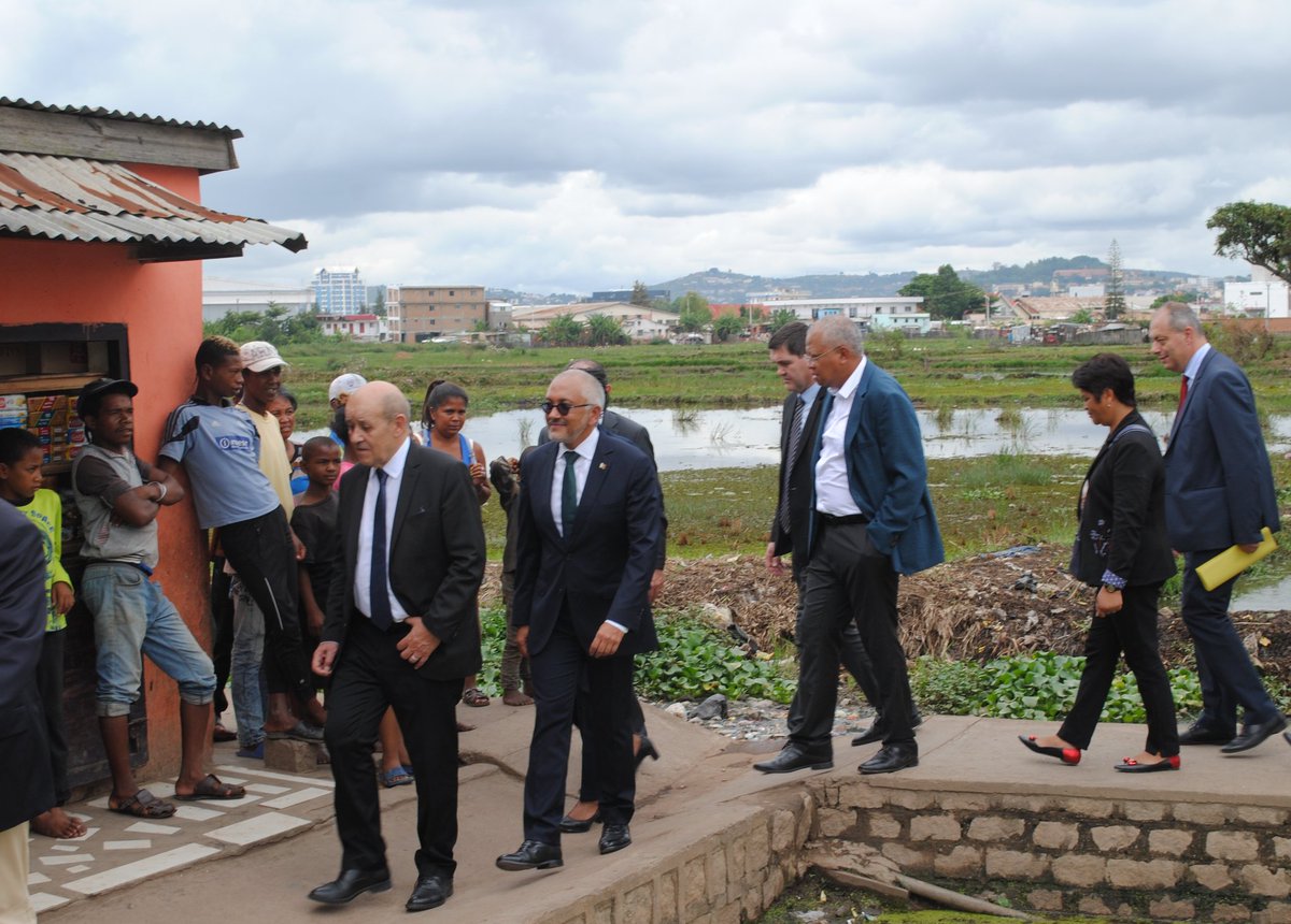 M. Le Ministre Le Drian visite #lalankely. Depuis 10 ans, la France à travers <a href="/AFD_France/">Agence Française de #Développement (AFD) 🇫🇷 🇪🇺</a> soutient #Madagascar ds le désenclavement &amp; l'assainissement d' #Antananarivo pr améliorer le quotidien de 700.000 habitants <a href="/ambafrmada/">France à Madagascar 🇫🇷 🇪🇺</a> <a href="/HardyBertrand/">Jérôme Bertrand-Hardy</a> #villedurable #SAF2020 #MondeEnCommun