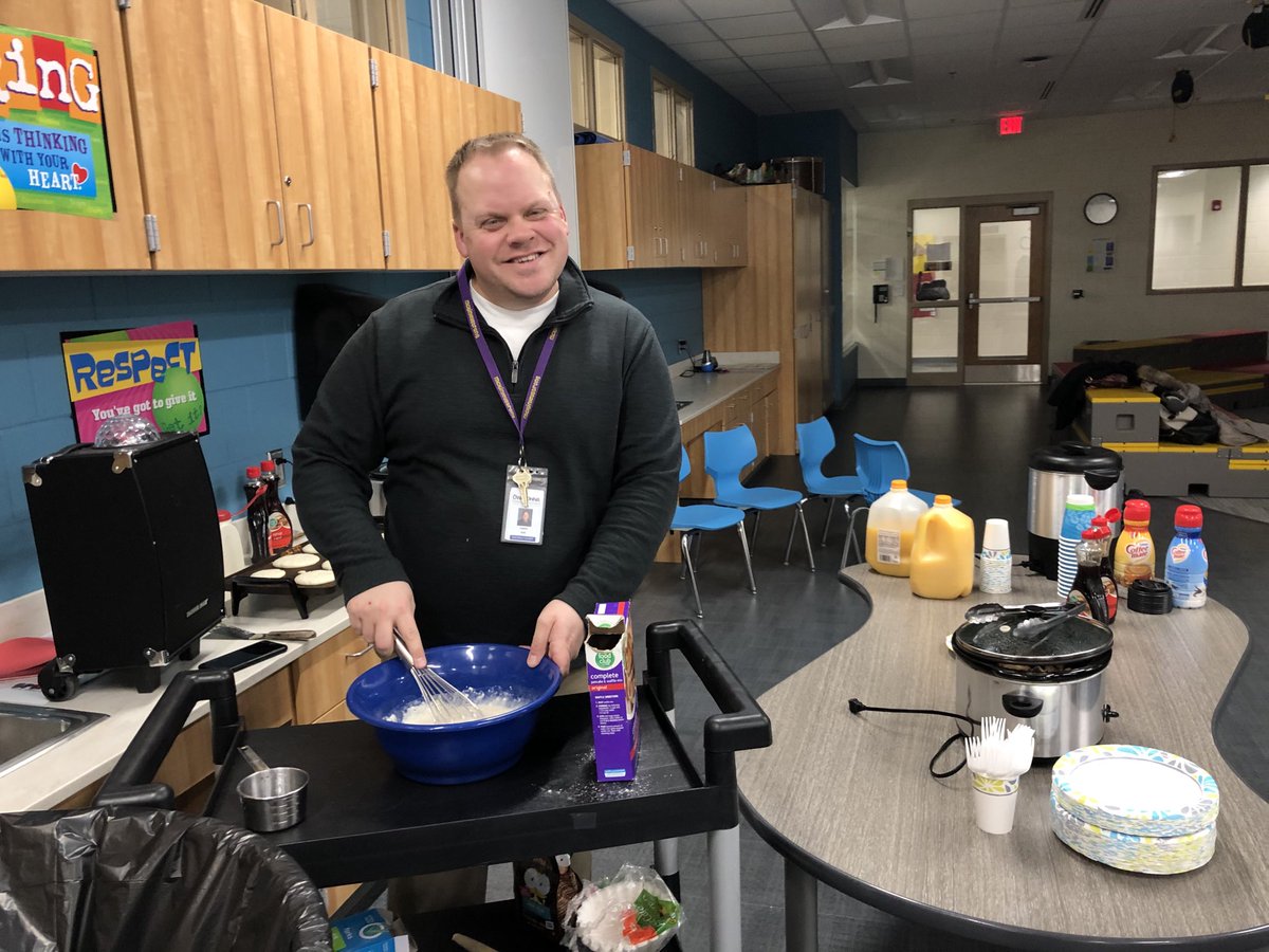 LibbyZeman's tweet photo. When the principal makes the staff a pancake breakfast at the end of conference week...what a great place to be an educator! Thank you ⁦@Jim_kiel⁩! #mckinleystrong https://t.co/QtKWKRBUds