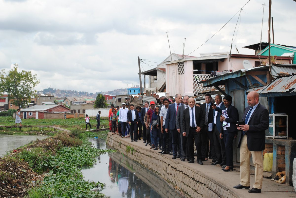 sbardecarlier's tweet photo. M. Le Ministre Le Drian visite #lalankely. Depuis 10 ans, la France à travers @AFD_France soutient #Madagascar ds le désenclavement &amp; l'assainissement d' #Antananarivo pr améliorer le quotidien de 700.000 habitants @ambafrmada @HardyBertrand #villedurable #SAF2020 #MondeEnCommun https://t.co/HnFK9xadYx