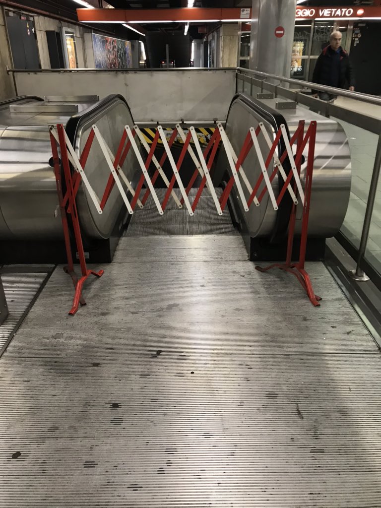 E anche a Re Di Roma, metro A, la scala mobile bloccata.
Disagi perpetui. <a href="/InfoAtac/">infoatac</a>