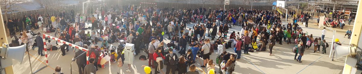BotaEscola's tweet photo. Tarda genial de Carnestoltes! Gran Rua i gran berenar! Entre tots i totes ho fem possible! https://t.co/WsiYWkUIMZ