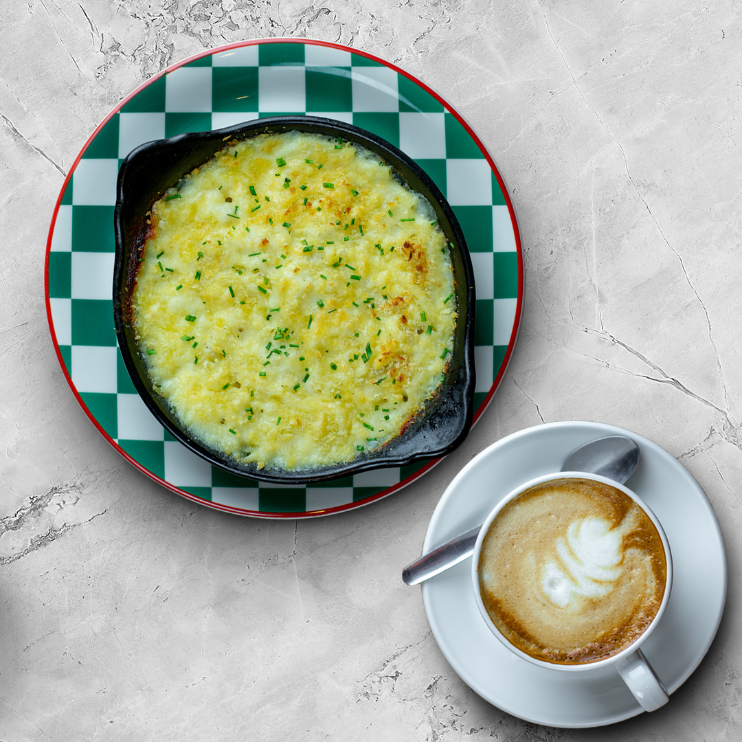 manairport's tweet photo. Order a helping of @frankienbennys Veggie Mac N Cheese and you wonโt be disappointed ๐ง This fan favourite is available now in @manairport Terminal 2. Who will you share yours with? โฌ๏ธ #FoodieFriday #MANeats https://t.co/2VUnoFv8aK