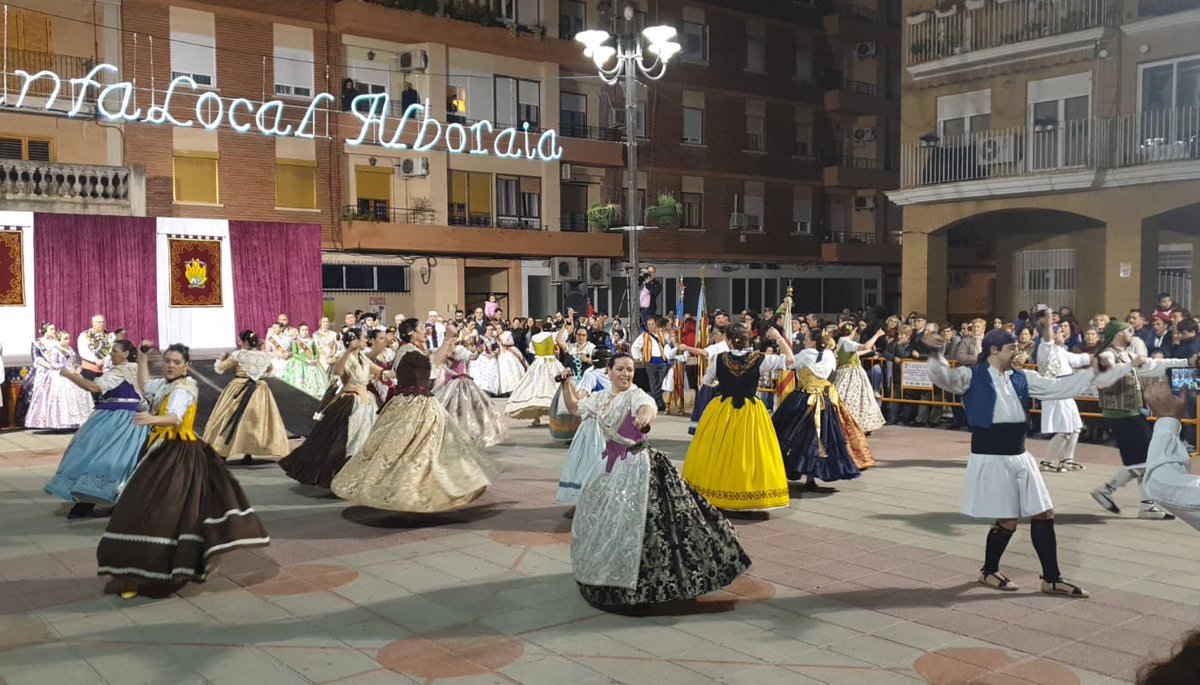 falladelpobleal's tweet photo. Gran experiència compartida amb els grups de ball de la Falla El Palmaret i la Falla Rei en Jaume.
- - -
Gran experiencia compartida con los grupos de baile de la Falla El Palmaret y la Falla Rei en Jaume.
#Germanorfallera #Falles20 #Fallas20 https://t.co/ipJqKKduc4