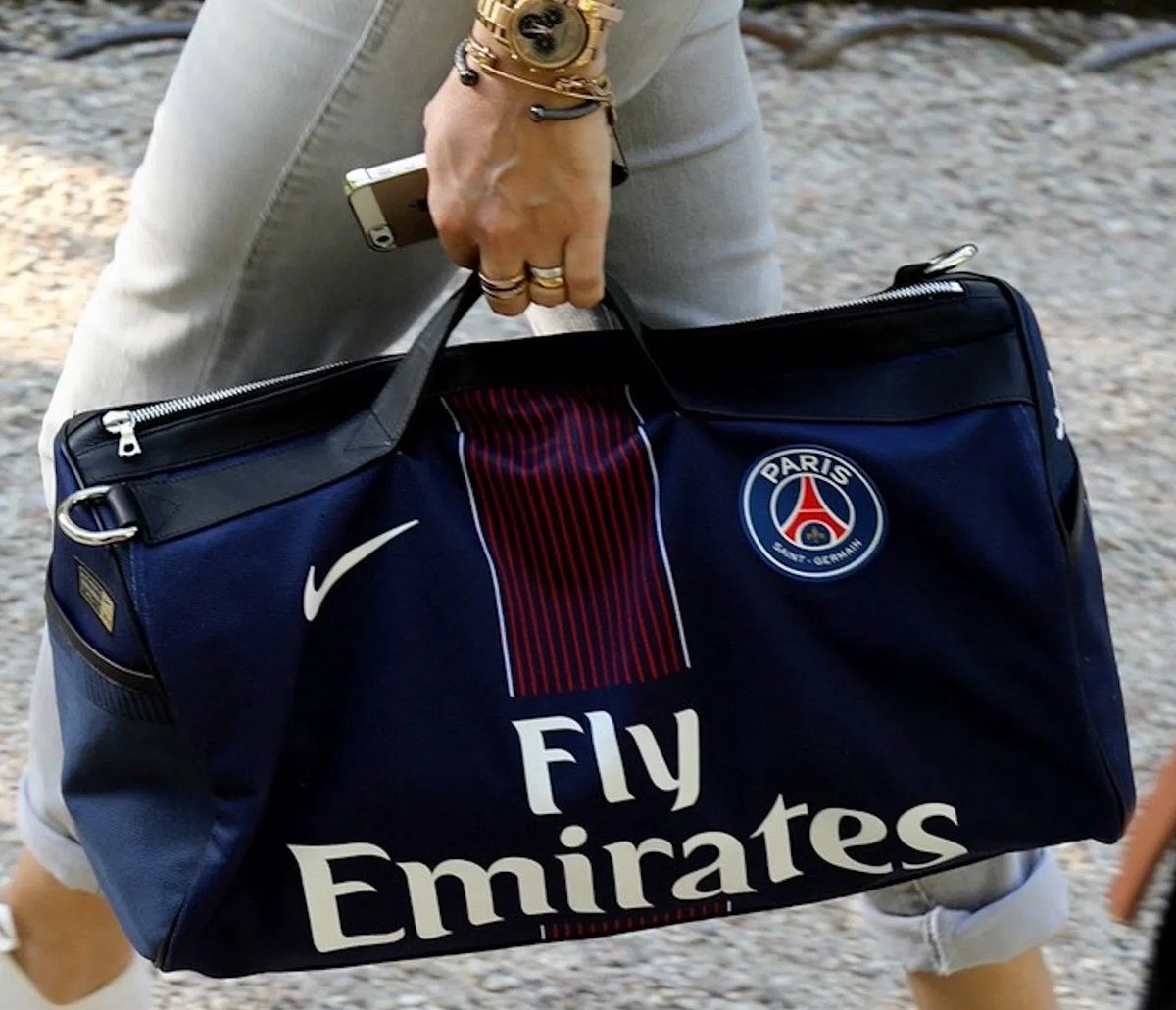 𝙋𝙧𝙞𝙣𝙘𝙚 (@princeduparc) on Twitter photo Création de Franck Joubert. Il a transformé les maillots du PSG en sacs de sport de luxe ! Propre !
📷<a href="/joubert_paris/">Ɉ O U B E R T</a> / joubertparis Création de Franck Joubert. Il a transformé les maillots du PSG en sacs de sport de luxe ! Propre !
📷<a href="/joubert_paris/">Ɉ O U B E R T</a> / joubertparis