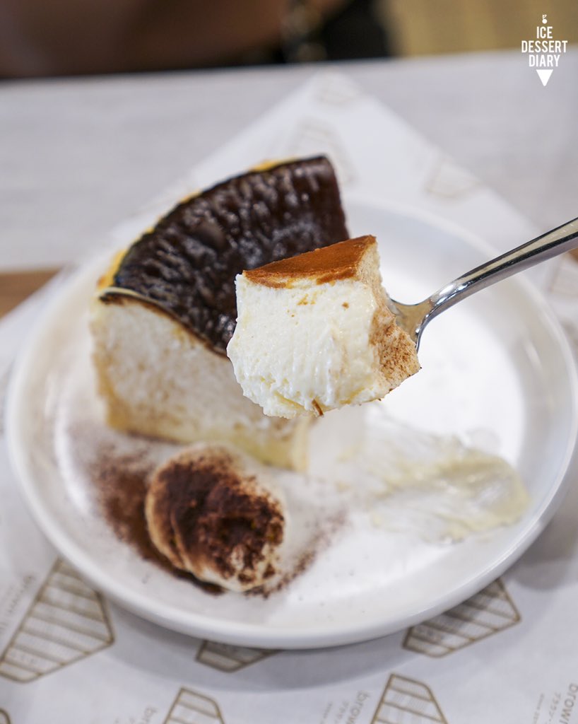 icedessertdiary's tweet photo. Brown Lite อร่อยแบบไลท์ๆจ้าแม่~ คอนเซปต์ใหม่ของบราวน์คาเฟ่ เค้าว่าปรับสูตรขนมหวานและเครื่องดื่มใหม่หมด ลดหวานลงไปอี๊กกก ชีสเค้กอร่อยดี 😋 ร้านน่ารักดีนะ มีมุมถ่ายรูปคิ้วท์ๆ อยู่สยามเซนเตอร์ชั้น 1 ตรงทางเชื่อมไปพารากอนค้าบ @aroii @Herepaolicious #อร่อยบอกต่อ #ชานมไข่มุก https://t.co/x42DJdAVNY